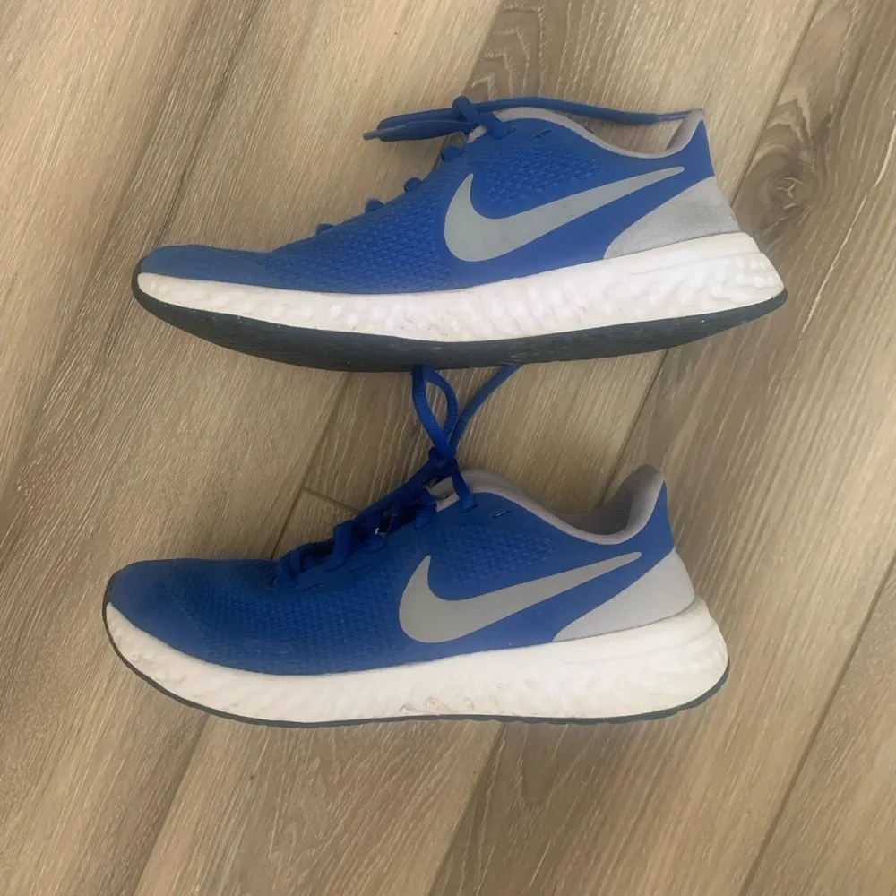 Nike Revolution 5 Blue Athletic Sneakers Size 4 Youth - Picture 1 of 10